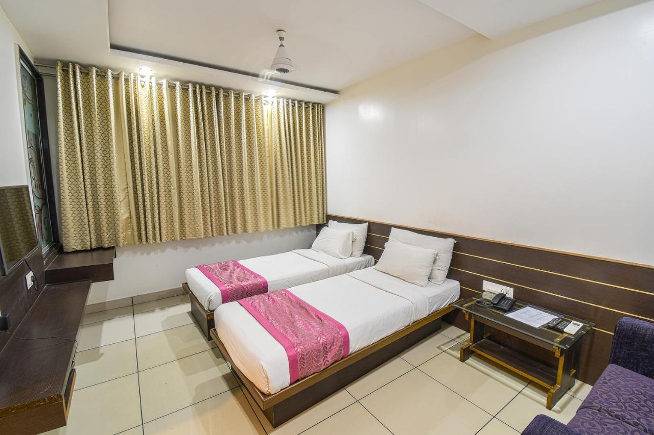 Hotel Radiant Колхапур Екстериор снимка