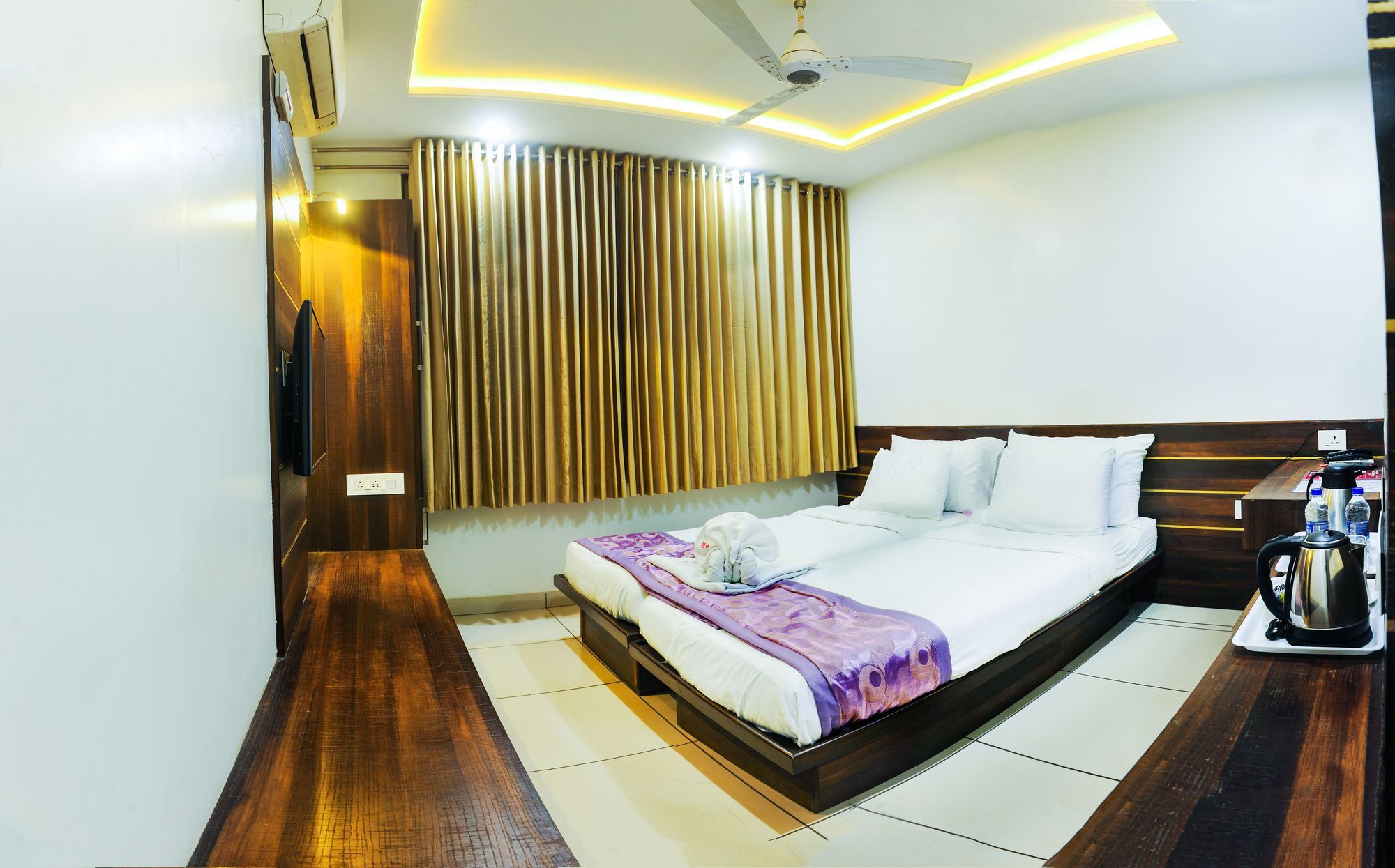 Hotel Radiant Колхапур Екстериор снимка